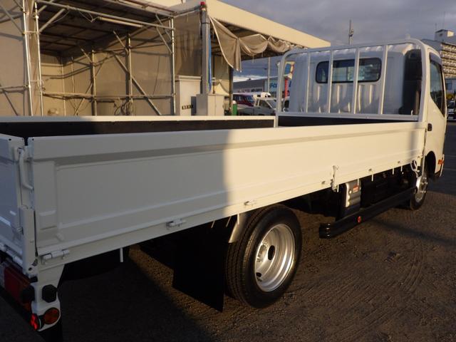 デュトロ 平ボディ　積載２ｔ　ワイド　ロング　ＭＴ　ディーゼル　荷台内寸４３４×２０７×３８　車両外寸６１９×２１９×２２３　車両総重量５．０ｔ未満　準中型免許証　１ナンバー　エンジン型式Ｎ０４Ｃ　４０００ＣＣ　保証付　小型　トラック（24枚目）