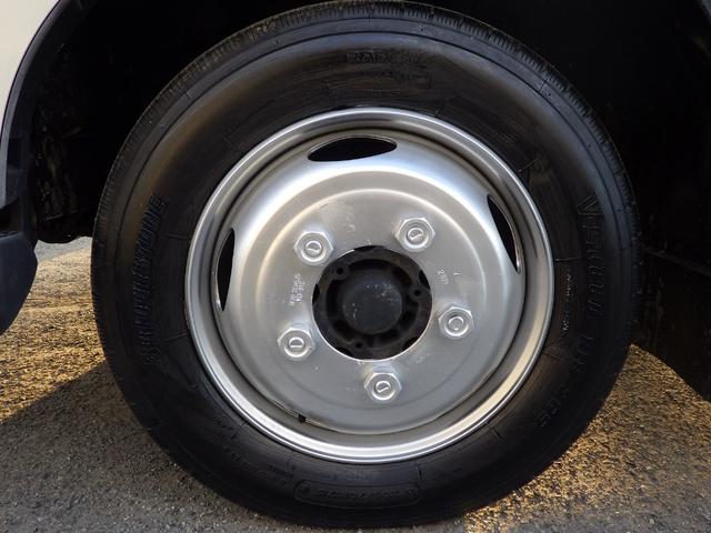 デュトロ 平ボディ　積載２ｔ　ワイド　ロング　ＭＴ　ディーゼル　荷台内寸４３４×２０７×３８　車両外寸６１９×２１９×２２３　車両総重量５．０ｔ未満　準中型免許証　１ナンバー　エンジン型式Ｎ０４Ｃ　４０００ＣＣ　保証付　小型　トラック（30枚目）