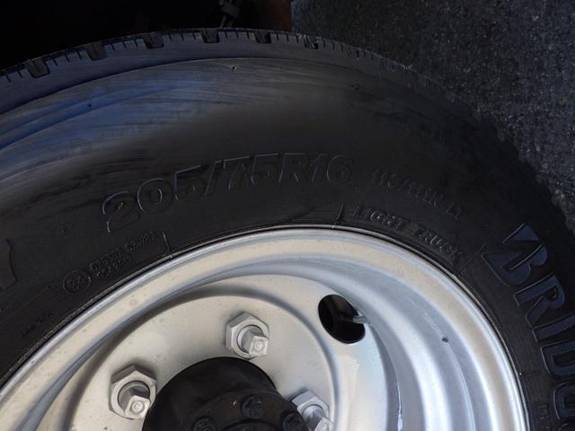 タイタントラック 平ボディ　垂直ＰＧ　積載２．３ｔ　ＡＴ　ディーゼル　荷台内寸２８０×１７７×５１　車輌外寸５１９×１９０×２４９　車両総重量７．５ｔ未満　準中型免許　１ナンバー　エンジン型式　４ＪＪ１　３０００ｃｃ　保証付　普通　トラック（42枚目）