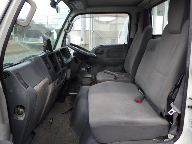 タイタントラック 平　垂直ＰＧ　積載１．３５ｔ　低床　ＭＴ　ディーゼル　荷台内寸３０４×１６０×３８　車両外寸４６８×１６９×１９５　車両総重量５．０ｔ未満　準中型免許　４ナンバー　エンジン型式　４ＪＪ１　３０００ｃｃ　保証付　小型　トラック（8枚目）