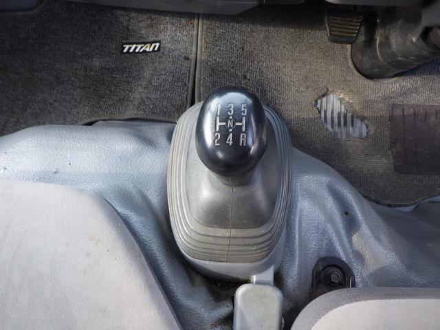 タイタントラック 平　垂直ＰＧ　積載１．３５ｔ　低床　ＭＴ　ディーゼル　荷台内寸３０４×１６０×３８　車両外寸４６８×１６９×１９５　車両総重量５．０ｔ未満　準中型免許　４ナンバー　エンジン型式　４ＪＪ１　３０００ｃｃ　保証付　小型　トラック（16枚目）