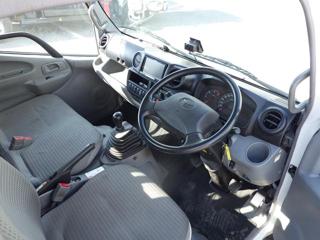 ダイナトラック 平　垂直ＰＧ　積載２ｔ　標準　ロング　全低床　ＭＴ　軽油　荷台内寸４３０×１７５×６６　車両外寸５９８×１８８×２２２　車両総重量７．５ｔ未満　昇降能力６００キロ　ロング　準中型免許　１ナンバー　エンジン型式　Ｎ０４Ｃ　４０００ｃｃ　保証付　小型　トラック（6枚目）