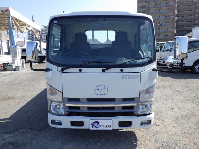 タイタントラック 平ボディ　２ｔ　ロング　ワイド　全低床　ＭＴ　ディーゼル　荷台内寸　４３５×１７８×３８　車両外寸　６０６×１９０×２２２　車両総重量　５．０ｔ未満　準中型免許　１ナンバー　エンジン型式　４ＪＪ１　１５０ｐｓ　３０００ＣＣ　保証付　小型　トラック（4枚目）
