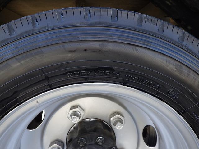 タイタントラック 平ボディ　２ｔ　ロング　ワイド　全低床　ＭＴ　ディーゼル　荷台内寸　４３５×１７８×３８　車両外寸　６０６×１９０×２２２　車両総重量　５．０ｔ未満　準中型免許　１ナンバー　エンジン型式　４ＪＪ１　１５０ｐｓ　３０００ＣＣ　保証付　小型　トラック（32枚目）