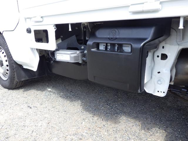 NT100クリッパートラック 平ボディ 垂直式 パワーゲート 0.35t MT ガソリン 荷台内寸 205×140×29 車両外寸 339×147×179 車両総重量 3.5t未満 普通免許 4ナンバー エンジン型式 R06A 660cc 保証付 軽 トラック(53枚目)