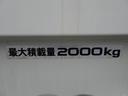 平ボディ・パワーゲート・積載量２ｔ・ロング　極東開発製パワーゲート　Ｖ８０１Ｃ－１ＭＲＴ２　積載量２０００ｋｇ　標準　ロング　荷台床板張り　荷台固定フック２対　アオリロープ穴２対　アオリ開閉補助装置　坂道発進補助装置　ＥＴＣ(27枚目)