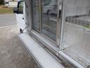 移動販売車　中温　８ナンバー　ＡＴ　積載３５０ｋｇ　三菱製冷蔵庫　設定温度－５℃〜２４℃　荷台内室１８０×１３７×１２０　車両外寸３３９×１４７×１２０　車両総重量３．５ｔ未満　新普通免許　８ナンバー　エンジン型式：Ｒ０６Ａ　６６０ｃｃ　小型　トラック（25枚目）