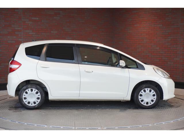 フィット １３Ｇ・スマートセレクション　ファインスタイル　メモリーナビ　バックカメラ　ＥＴＣ　フロアマット　ドアバイザー（5枚目）