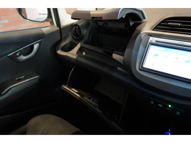 フィット １３Ｇ・スマートセレクション　ファインスタイル　メモリーナビ　バックカメラ　ＥＴＣ　フロアマット　ドアバイザー（28枚目）