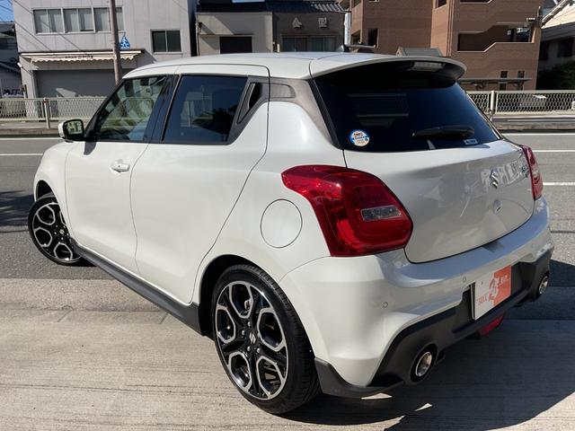 気さくで面倒見のいい、お客様と車のことしか考えてない店長とスタッフです。お車のことでしたらお電話でも、ご来店でも親身になってご対応させていただきますのでよろしくお願いいたします。