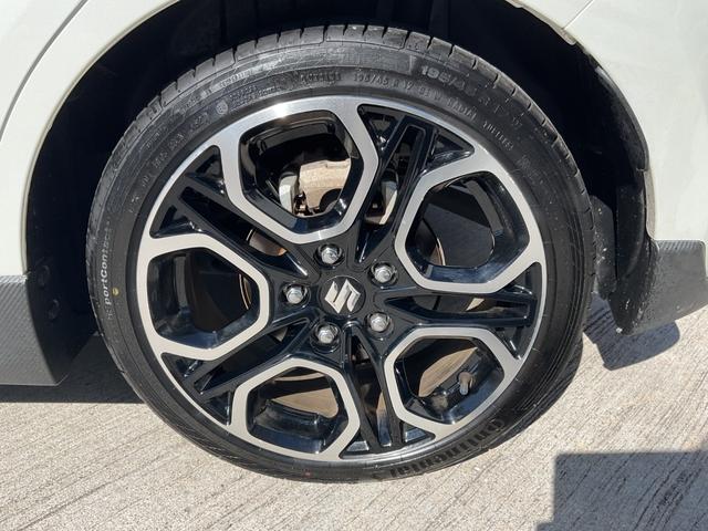 気さくで面倒見のいい、お客様と車のことしか考えてない店長とスタッフです。お車のことでしたらお電話でも、ご来店でも親身になってご対応させていただきますのでよろしくお願いいたします。