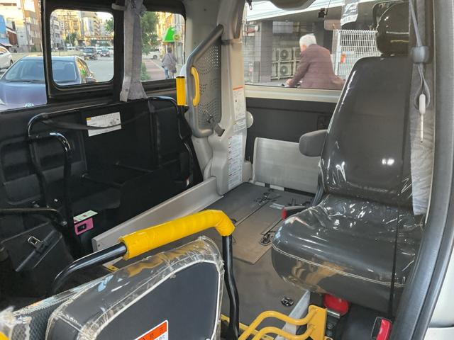 ハイエースバン ロングDX 法人ワンオーナー★車いす移動車★社外ストラーダSDナビフルセグTV★社外フリップダウンモニター★社外デジタルインナーミラー★Rカメラ★リアAC★サイドステップ★仕切りカーテン★キーレスキー★福祉車両(16枚目)