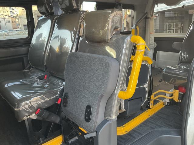 ハイエースバン ロングDX 法人ワンオーナー★車いす移動車★社外ストラーダSDナビフルセグTV★社外フリップダウンモニター★社外デジタルインナーミラー★Rカメラ★リアAC★サイドステップ★仕切りカーテン★キーレスキー★福祉車両(17枚目)
