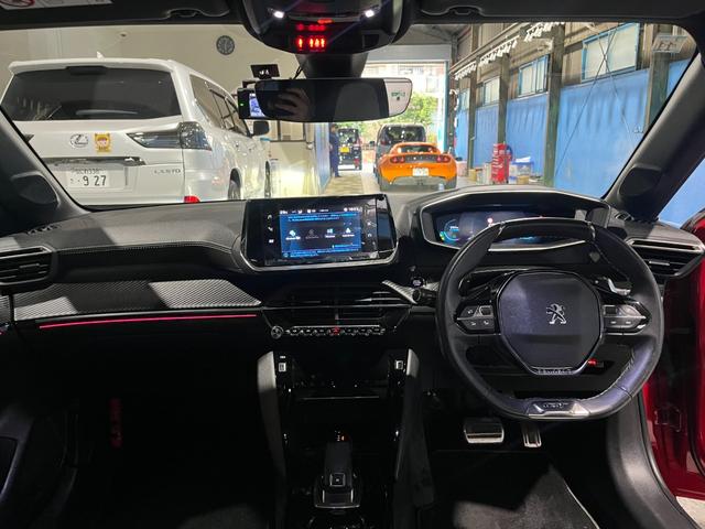 ２０８ ＧＴライン　ワンオーナー車　ディーラーメンテ車　パノラミックガラスルーフ　カープレイ　Ｂカメラ　フルＬＥＤヘッドライト　純正１７インチＡＷ　ハーフレザー　セーフティブレーキ　レーンキープ　ＢＳＭ　ＥＴＣ　禁煙車（5枚目）