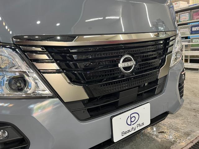 キャラバン ロンググランドプレミアムＧＸ　ワンオーナー車　ベッドキット　パワースライドドア　純正ディスプレイオーディオ　アラウンドビューモニター　全方位運転支援システム　ＬＥＤヘッド　ＭＡＤＣＲＯＳＳ１５インチＡＷ　ハーフレザー　リアクーラー（17枚目）