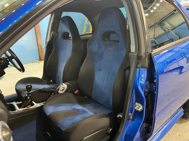 インプレッサ ＷＲＸ　ＳＴｉ　６速ＭＴ　ＳＴＩ３連メーター　社外ナビ　フルセグ　ＢＬＩＴＺ車高調＆マフラー　純正１７インチＡＷ　ｂｒｅｍｂｏ製ブレーキ　大型リアウイング　ＨＫＳエアクリーナー　ＢＬＩＴＺブローオフ　タイベル交換済み（36枚目）