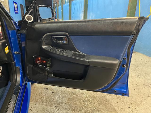 インプレッサ ＷＲＸ　ＳＴｉ　６速ＭＴ　ＳＴＩ３連メーター　社外ナビ　フルセグ　ＢＬＩＴＺ車高調＆マフラー　純正１７インチＡＷ　ｂｒｅｍｂｏ製ブレーキ　大型リアウイング　ＨＫＳエアクリーナー　ＢＬＩＴＺブローオフ　タイベル交換済み（39枚目）