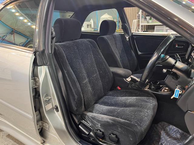 マークII ツアラーＶ　純正５速ＭＴ　１ＪＺエンジン　Ｒ５年４月３６７５４７キロ時タイベル交換シール有り　ＨＫＳ車高調　社外１７インチＡＷ　純正エアロパーツ　ＨＩＤヘッドライト　ターボタイマー　ＥＴＣ　キーレス　禁煙車（7枚目）