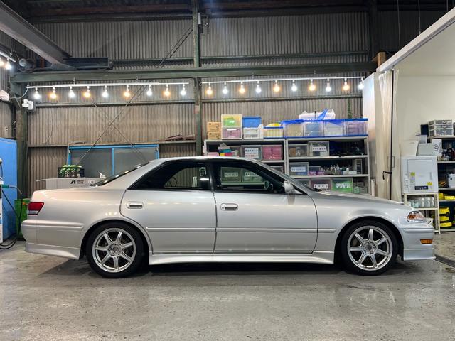 マークII ツアラーＶ　純正５速ＭＴ　１ＪＺエンジン　Ｒ５年４月３６７５４７キロ時タイベル交換シール有り　ＨＫＳ車高調　社外１７インチＡＷ　純正エアロパーツ　ＨＩＤヘッドライト　ターボタイマー　ＥＴＣ　キーレス　禁煙車（9枚目）