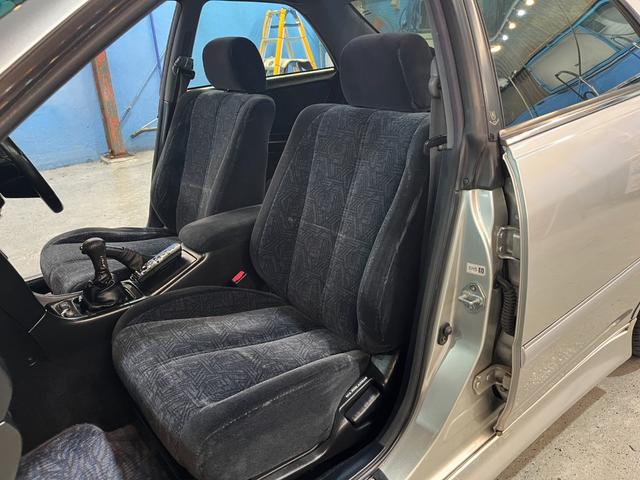 マークII ツアラーＶ　純正５速ＭＴ　１ＪＺエンジン　Ｒ５年４月３６７５４７キロ時タイベル交換シール有り　ＨＫＳ車高調　社外１７インチＡＷ　純正エアロパーツ　ＨＩＤヘッドライト　ターボタイマー　ＥＴＣ　キーレス　禁煙車（27枚目）