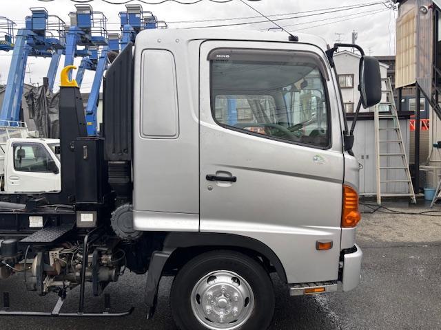 ヒノレンジャー 　極東開発工業　フックロール　アームロール　脱着装置付コンテナ専用車　積載３，９００ｋｇ　走行２４９，０８４ｋｍ　マニュアル６速　日野　中型（9枚目）