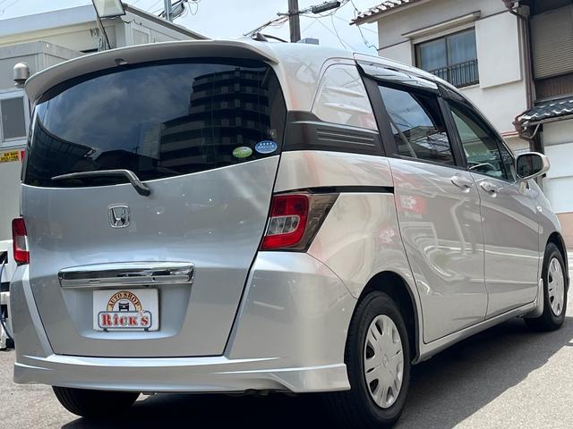 フリードスパイク Ｇ　ジャストセレクション　オートスライド　ナビＴＶ　ＨＩＤ　ＨＤＤナビ　地デジ　バックカメラ　パワースライドドア　スマートキー２個　ＨＩＤヘッドライト　リアスポイラー　オートライト　オートエアコン　オートライト　センターコンソールボックス　コーナーセンサー（7枚目）