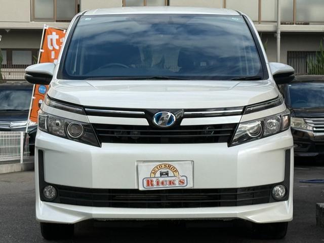 ヴォクシー ハイブリッドＶ　天井モニター　両側自動　シートヒーター　ＡＷ　天井モニター　両側パワースライドドア　置くだけ充電　シートヒーター　ナビ　フルセグＴＶ　バックカメラ　Ｂｌｕｅｔｏｏｔｈ再生　スマートキー２個　クルーズコントロール　ビルトインＥＴＣ　ＬＥＤヘッド（4枚目）