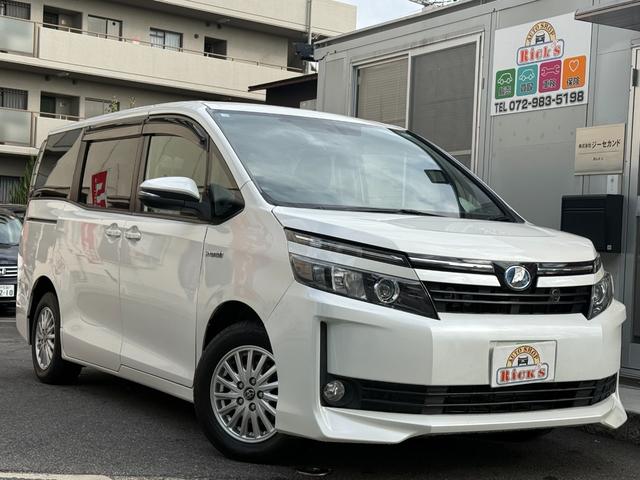 ヴォクシー ハイブリッドＶ　天井モニター　両側自動　シートヒーター　ＡＷ　天井モニター　両側パワースライドドア　置くだけ充電　シートヒーター　ナビ　フルセグＴＶ　バックカメラ　Ｂｌｕｅｔｏｏｔｈ再生　スマートキー２個　クルーズコントロール　ビルトインＥＴＣ　ＬＥＤヘッド（5枚目）