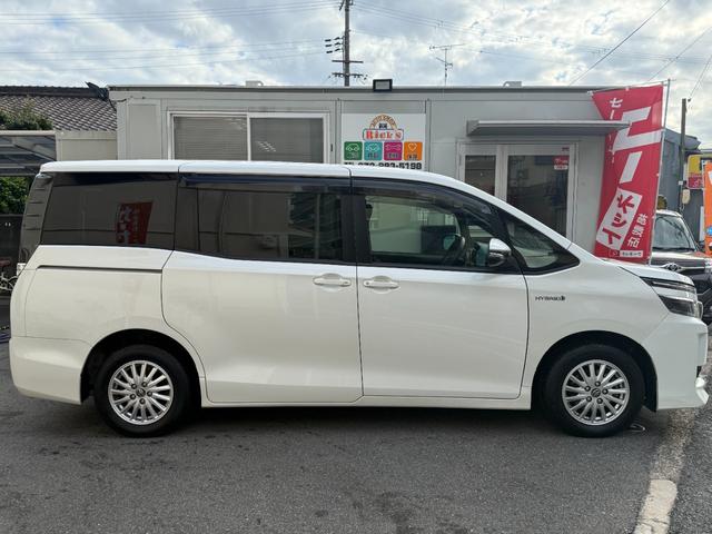 ヴォクシー ハイブリッドＶ　天井モニター　両側自動　シートヒーター　ＡＷ　天井モニター　両側パワースライドドア　置くだけ充電　シートヒーター　ナビ　フルセグＴＶ　バックカメラ　Ｂｌｕｅｔｏｏｔｈ再生　スマートキー２個　クルーズコントロール　ビルトインＥＴＣ　ＬＥＤヘッド（6枚目）