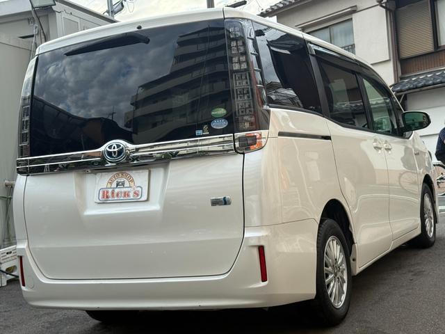 ヴォクシー ハイブリッドＶ　天井モニター　両側自動　シートヒーター　ＡＷ　天井モニター　両側パワースライドドア　置くだけ充電　シートヒーター　ナビ　フルセグＴＶ　バックカメラ　Ｂｌｕｅｔｏｏｔｈ再生　スマートキー２個　クルーズコントロール　ビルトインＥＴＣ　ＬＥＤヘッド（7枚目）