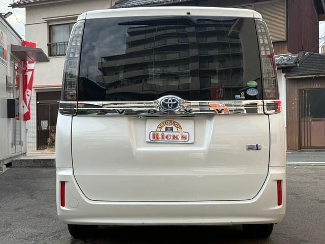 ヴォクシー ハイブリッドＶ　天井モニター　両側自動　シートヒーター　ＡＷ　天井モニター　両側パワースライドドア　置くだけ充電　シートヒーター　ナビ　フルセグＴＶ　バックカメラ　Ｂｌｕｅｔｏｏｔｈ再生　スマートキー２個　クルーズコントロール　ビルトインＥＴＣ　ＬＥＤヘッド（8枚目）