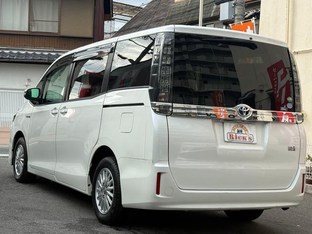 ヴォクシー ハイブリッドＶ　天井モニター　両側自動　シートヒーター　ＡＷ　天井モニター　両側パワースライドドア　置くだけ充電　シートヒーター　ナビ　フルセグＴＶ　バックカメラ　Ｂｌｕｅｔｏｏｔｈ再生　スマートキー２個　クルーズコントロール　ビルトインＥＴＣ　ＬＥＤヘッド（9枚目）