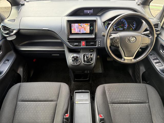 ヴォクシー ハイブリッドＶ　天井モニター　両側自動　シートヒーター　ＡＷ　天井モニター　両側パワースライドドア　置くだけ充電　シートヒーター　ナビ　フルセグＴＶ　バックカメラ　Ｂｌｕｅｔｏｏｔｈ再生　スマートキー２個　クルーズコントロール　ビルトインＥＴＣ　ＬＥＤヘッド（10枚目）