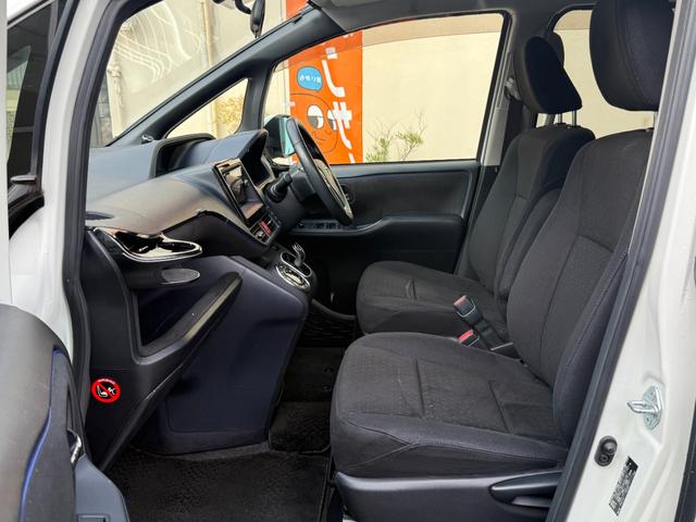 ヴォクシー ハイブリッドＶ　天井モニター　両側自動　シートヒーター　ＡＷ　天井モニター　両側パワースライドドア　置くだけ充電　シートヒーター　ナビ　フルセグＴＶ　バックカメラ　Ｂｌｕｅｔｏｏｔｈ再生　スマートキー２個　クルーズコントロール　ビルトインＥＴＣ　ＬＥＤヘッド（11枚目）