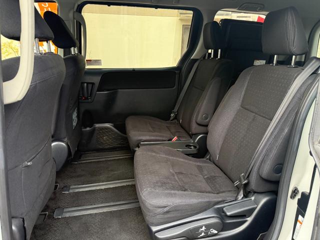 ヴォクシー ハイブリッドＶ　天井モニター　両側自動　シートヒーター　ＡＷ　天井モニター　両側パワースライドドア　置くだけ充電　シートヒーター　ナビ　フルセグＴＶ　バックカメラ　Ｂｌｕｅｔｏｏｔｈ再生　スマートキー２個　クルーズコントロール　ビルトインＥＴＣ　ＬＥＤヘッド（12枚目）