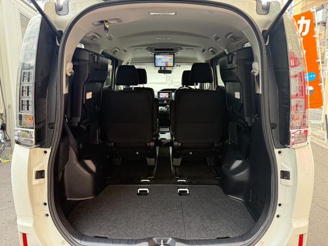 ヴォクシー ハイブリッドＶ　天井モニター　両側自動　シートヒーター　ＡＷ　天井モニター　両側パワースライドドア　置くだけ充電　シートヒーター　ナビ　フルセグＴＶ　バックカメラ　Ｂｌｕｅｔｏｏｔｈ再生　スマートキー２個　クルーズコントロール　ビルトインＥＴＣ　ＬＥＤヘッド（13枚目）