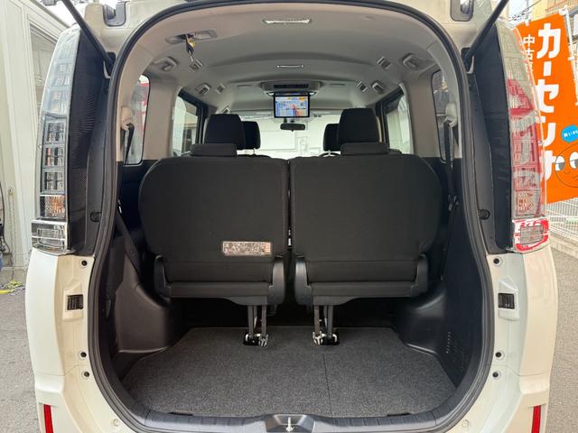 ヴォクシー ハイブリッドＶ　天井モニター　両側自動　シートヒーター　ＡＷ　天井モニター　両側パワースライドドア　置くだけ充電　シートヒーター　ナビ　フルセグＴＶ　バックカメラ　Ｂｌｕｅｔｏｏｔｈ再生　スマートキー２個　クルーズコントロール　ビルトインＥＴＣ　ＬＥＤヘッド（14枚目）