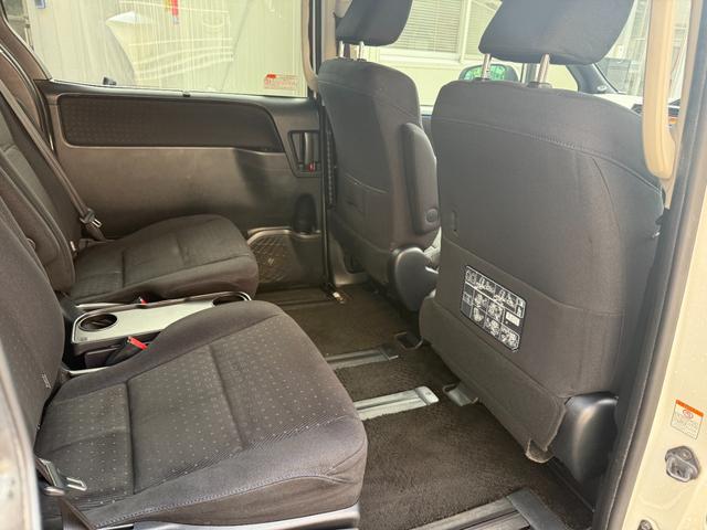 ヴォクシー ハイブリッドＶ　天井モニター　両側自動　シートヒーター　ＡＷ　天井モニター　両側パワースライドドア　置くだけ充電　シートヒーター　ナビ　フルセグＴＶ　バックカメラ　Ｂｌｕｅｔｏｏｔｈ再生　スマートキー２個　クルーズコントロール　ビルトインＥＴＣ　ＬＥＤヘッド（16枚目）