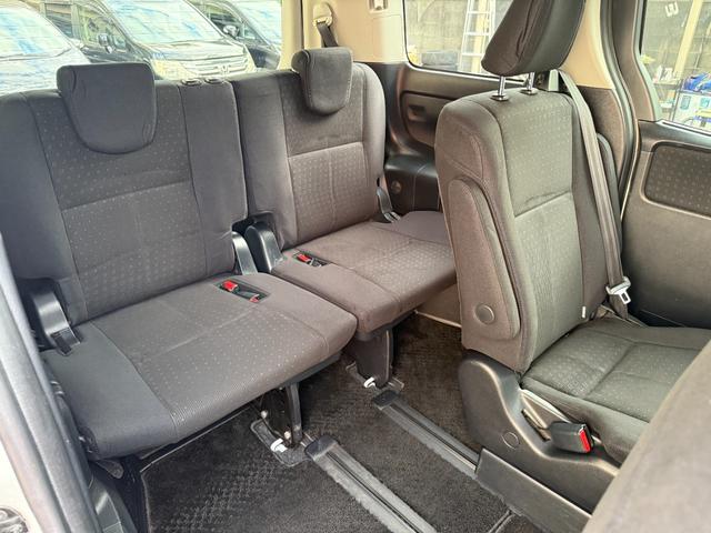 ヴォクシー ハイブリッドＶ　天井モニター　両側自動　シートヒーター　ＡＷ　天井モニター　両側パワースライドドア　置くだけ充電　シートヒーター　ナビ　フルセグＴＶ　バックカメラ　Ｂｌｕｅｔｏｏｔｈ再生　スマートキー２個　クルーズコントロール　ビルトインＥＴＣ　ＬＥＤヘッド（17枚目）