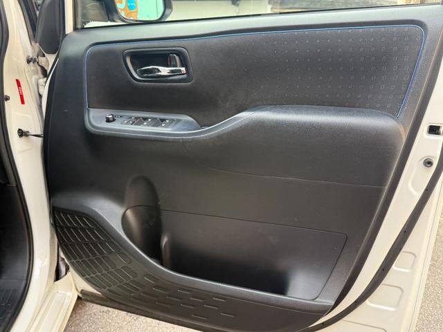 ヴォクシー ハイブリッドＶ　天井モニター　両側自動　シートヒーター　ＡＷ　天井モニター　両側パワースライドドア　置くだけ充電　シートヒーター　ナビ　フルセグＴＶ　バックカメラ　Ｂｌｕｅｔｏｏｔｈ再生　スマートキー２個　クルーズコントロール　ビルトインＥＴＣ　ＬＥＤヘッド（18枚目）