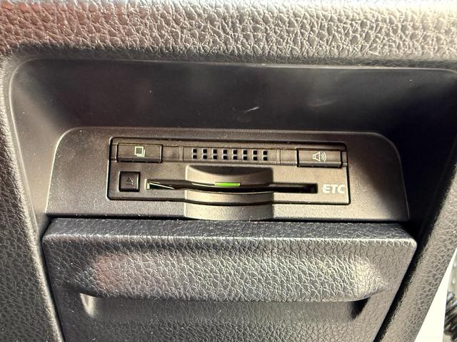 ヴォクシー ハイブリッドＶ　天井モニター　両側自動　シートヒーター　ＡＷ　天井モニター　両側パワースライドドア　置くだけ充電　シートヒーター　ナビ　フルセグＴＶ　バックカメラ　Ｂｌｕｅｔｏｏｔｈ再生　スマートキー２個　クルーズコントロール　ビルトインＥＴＣ　ＬＥＤヘッド（22枚目）