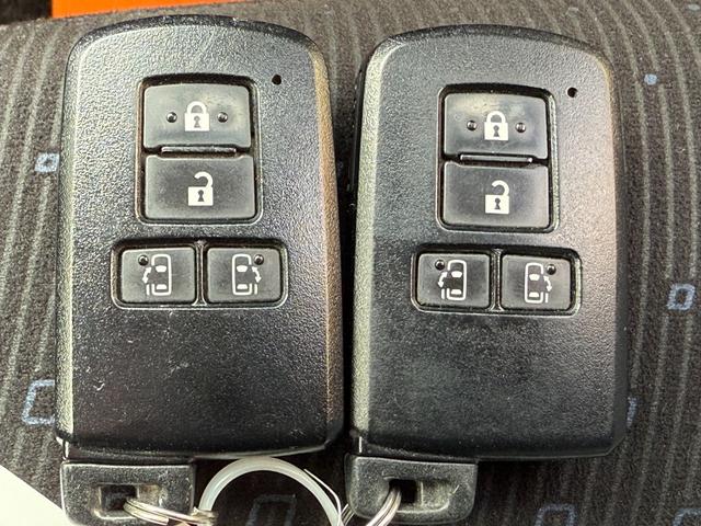 ヴォクシー ハイブリッドＶ　天井モニター　両側自動　シートヒーター　ＡＷ　天井モニター　両側パワースライドドア　置くだけ充電　シートヒーター　ナビ　フルセグＴＶ　バックカメラ　Ｂｌｕｅｔｏｏｔｈ再生　スマートキー２個　クルーズコントロール　ビルトインＥＴＣ　ＬＥＤヘッド（23枚目）