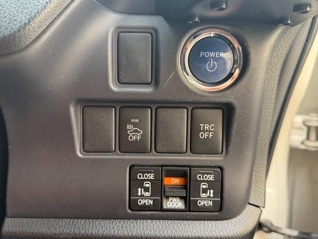 ヴォクシー ハイブリッドＶ　天井モニター　両側自動　シートヒーター　ＡＷ　天井モニター　両側パワースライドドア　置くだけ充電　シートヒーター　ナビ　フルセグＴＶ　バックカメラ　Ｂｌｕｅｔｏｏｔｈ再生　スマートキー２個　クルーズコントロール　ビルトインＥＴＣ　ＬＥＤヘッド（24枚目）