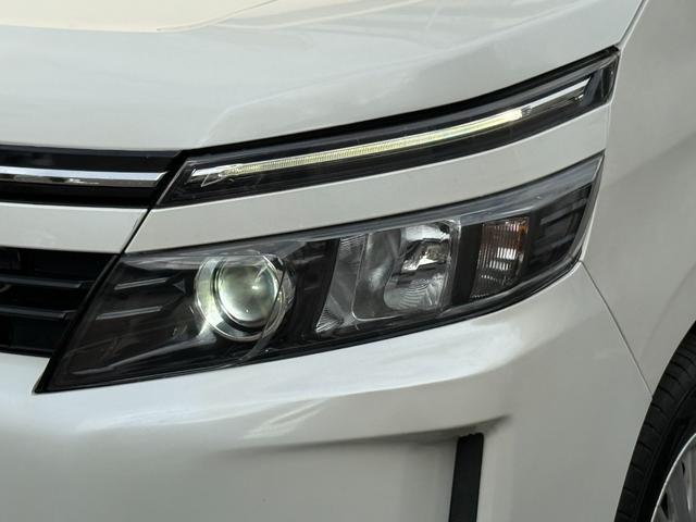 ヴォクシー ハイブリッドＶ　天井モニター　両側自動　シートヒーター　ＡＷ　天井モニター　両側パワースライドドア　置くだけ充電　シートヒーター　ナビ　フルセグＴＶ　バックカメラ　Ｂｌｕｅｔｏｏｔｈ再生　スマートキー２個　クルーズコントロール　ビルトインＥＴＣ　ＬＥＤヘッド（25枚目）