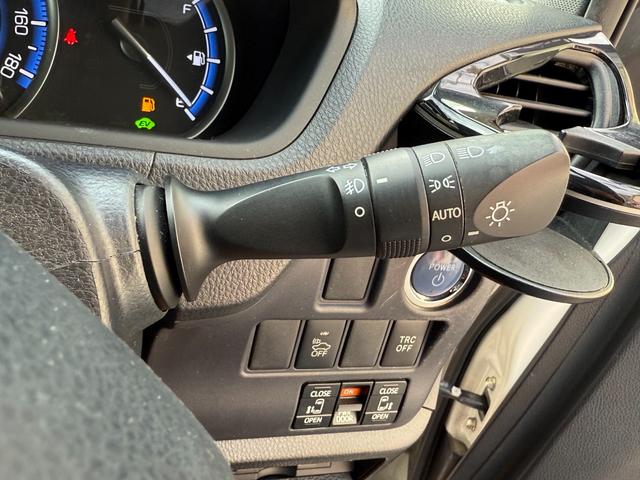 ヴォクシー ハイブリッドＶ　天井モニター　両側自動　シートヒーター　ＡＷ　天井モニター　両側パワースライドドア　置くだけ充電　シートヒーター　ナビ　フルセグＴＶ　バックカメラ　Ｂｌｕｅｔｏｏｔｈ再生　スマートキー２個　クルーズコントロール　ビルトインＥＴＣ　ＬＥＤヘッド（29枚目）