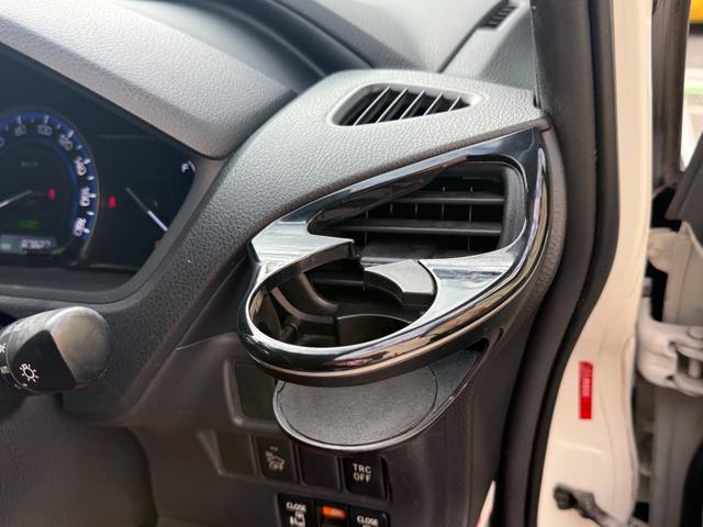 ヴォクシー ハイブリッドＶ　天井モニター　両側自動　シートヒーター　ＡＷ　天井モニター　両側パワースライドドア　置くだけ充電　シートヒーター　ナビ　フルセグＴＶ　バックカメラ　Ｂｌｕｅｔｏｏｔｈ再生　スマートキー２個　クルーズコントロール　ビルトインＥＴＣ　ＬＥＤヘッド（30枚目）