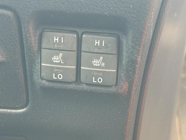 ヴォクシー ハイブリッドＶ　天井モニター　両側自動　シートヒーター　ＡＷ　天井モニター　両側パワースライドドア　置くだけ充電　シートヒーター　ナビ　フルセグＴＶ　バックカメラ　Ｂｌｕｅｔｏｏｔｈ再生　スマートキー２個　クルーズコントロール　ビルトインＥＴＣ　ＬＥＤヘッド（33枚目）