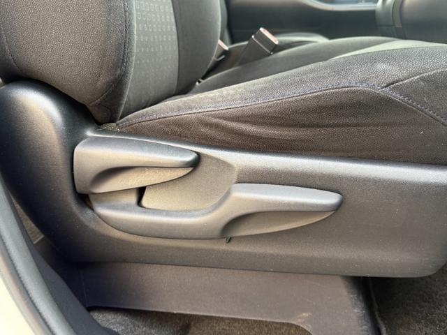 ヴォクシー ハイブリッドＶ　天井モニター　両側自動　シートヒーター　ＡＷ　天井モニター　両側パワースライドドア　置くだけ充電　シートヒーター　ナビ　フルセグＴＶ　バックカメラ　Ｂｌｕｅｔｏｏｔｈ再生　スマートキー２個　クルーズコントロール　ビルトインＥＴＣ　ＬＥＤヘッド（34枚目）