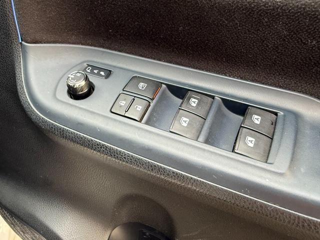 ヴォクシー ハイブリッドＶ　天井モニター　両側自動　シートヒーター　ＡＷ　天井モニター　両側パワースライドドア　置くだけ充電　シートヒーター　ナビ　フルセグＴＶ　バックカメラ　Ｂｌｕｅｔｏｏｔｈ再生　スマートキー２個　クルーズコントロール　ビルトインＥＴＣ　ＬＥＤヘッド（35枚目）