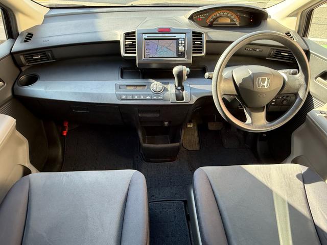 フリード G ジャストセレクション パワースライドドア スマートキー パワースライドドア スマートキー 純正ナビ TV バックカメラ ETC HIDヘッドライト モデューロアルミ オートライト オートエアコン ミラーウィンカー ウォークスルー 2列目キャプテンシート(10枚目)